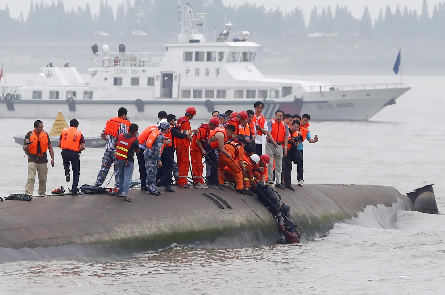 21-aastane meeskonnaliige Chen Shuhan pääses laevaõnnetusest eluga. Pildil tõmmatakse teda veest välja.