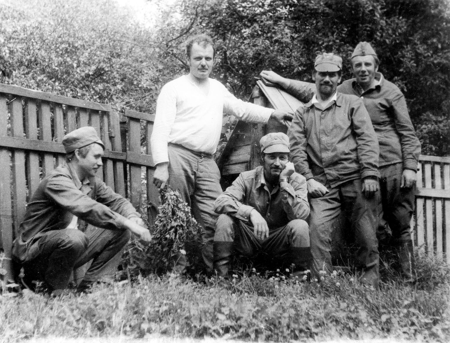 TŠERNOBÕL 1988: Vasakult Hillar Virtsust, Valdur Sõrvest, Kaido Hiiumaalt, Lembit Paliverest ja Kalle Virtsust. Mehed elasid endises koolimajas ja poseerivad kaevu juures.
