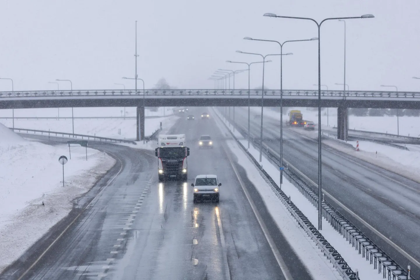 Maakondade põhi- ja tugiteed on hooldatud, kuid kohati on tihedast lumesajust ja tuisust tingitud kinnisõidetud jääkonarusi, millega täiendavalt tegeletakse.