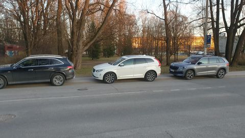 Korvpallisõpru ootas pärast mängu kopsakas rahatrahv. Linnavalitsus: spordisündmusel osalemine ei ole vabanduseks liikluseeskirjade rikkumisele