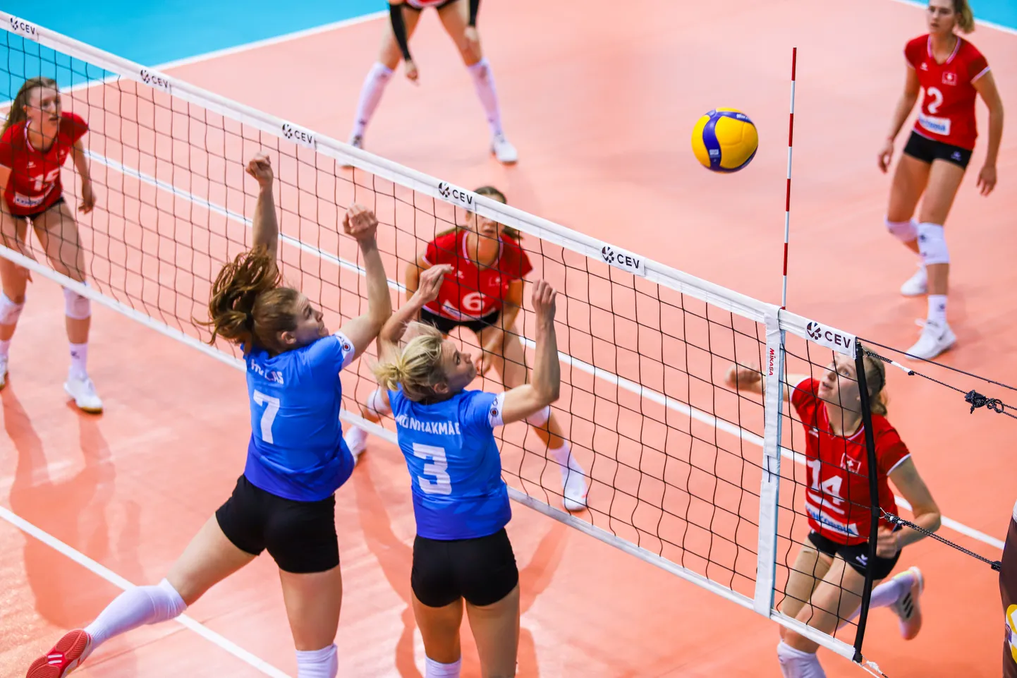 Eliise Hollas ja Julija Mõnnakmäe ehitamas blokki Laura Künzlerile.