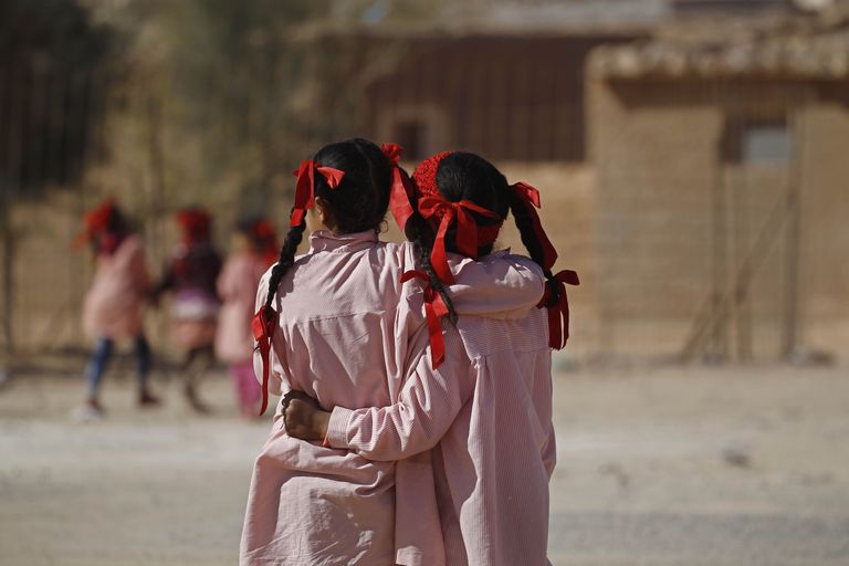Alžeeria. Tüdrukud embavad üksteist nende riigi lõunaosas põgenikelaagris asuva koolimaja ees. 