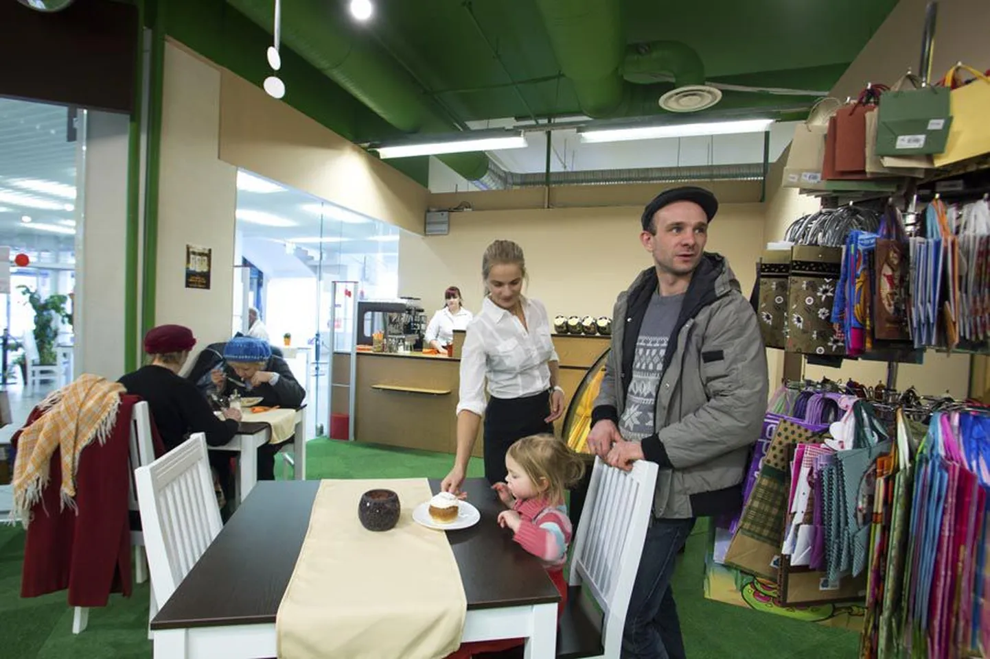 Viiratsi Pagari juhataja Peeter Putnik (paremal) usub, et sellist tordivalikut, nagu on uues kohvikus, mujal Viljandis ei ole. Paiga headuses on veendunud ka tema tütar Luuna-Lee ja ettekandja Airi Põdra.