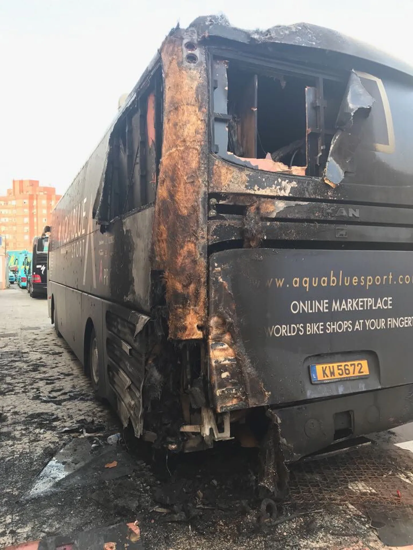 Aqua Blue Sport meeskonna buss pärast süütamist.