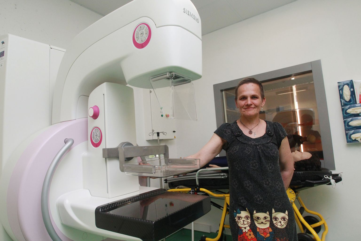 Radioloogiatehniku õppekava õppejõud Erika Tallo näitab tervishoiukõrgkooli ruumi, kus tudengid õpivad röntgenuuringuid tegema.