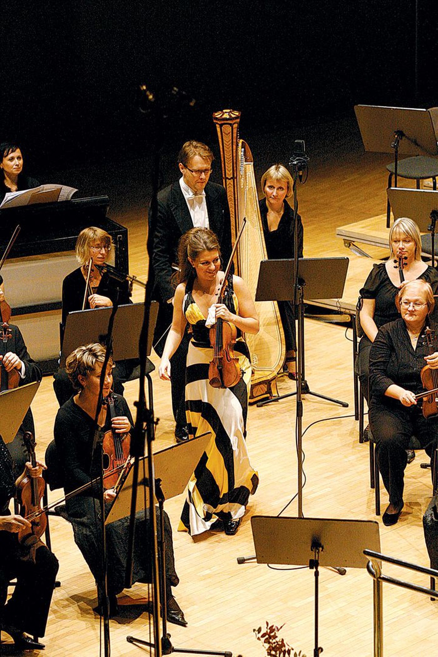 Eino Tambergi viiulikontserdi salvestamisel soleeris Vanemuise kontserdimajas Anna-Liisa Bezrodny (keskel).