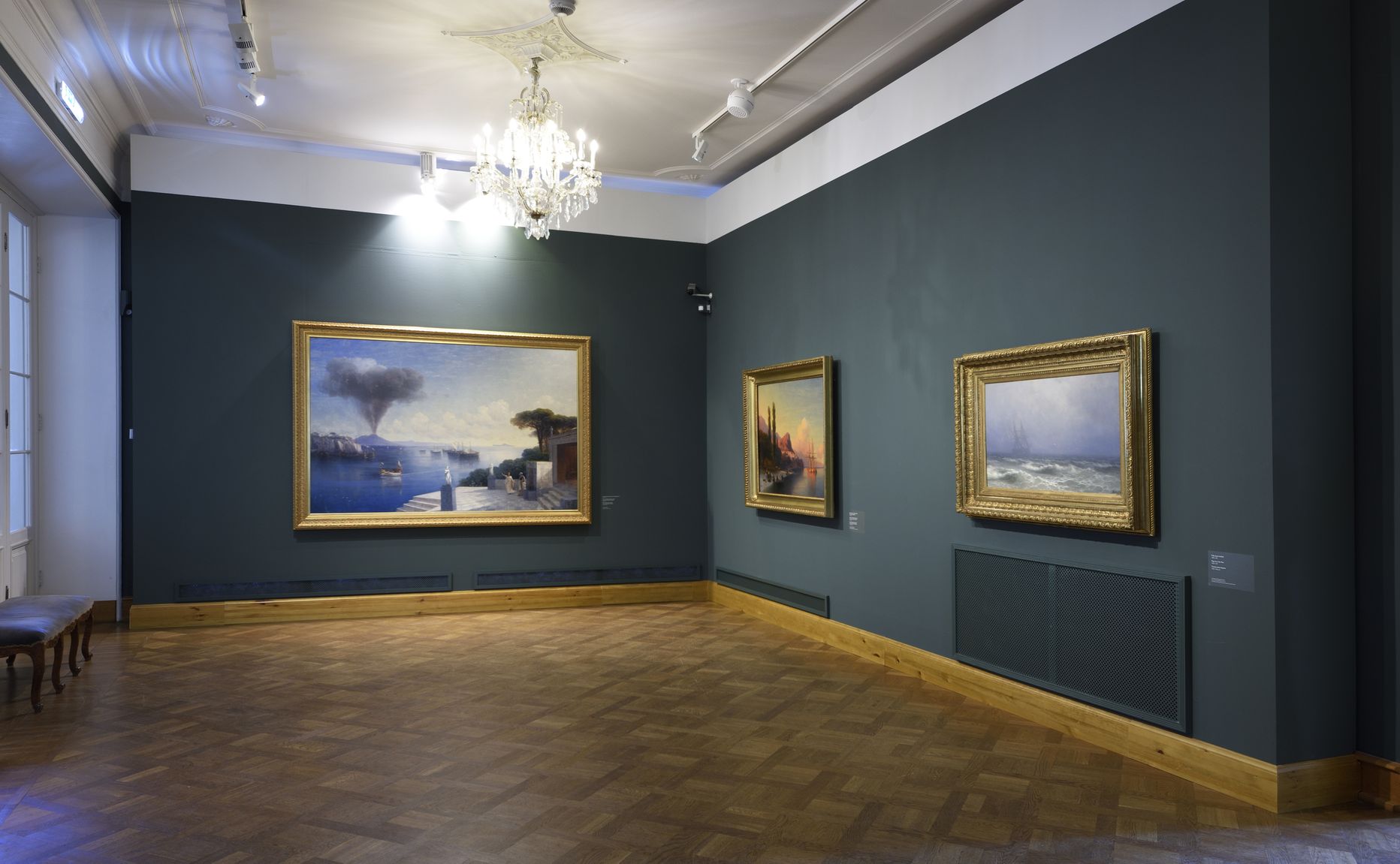 Ivan Aivazovski loomingu näituse keskmes on kunstniku maal "Vaade Vesuuvile päev enne vulkaanipurset". Haruldus toodi Eesti Kunstimuuseumi kogust publiku ette pärast restaureerimist, mis kestis pea kolm aastat. Näitus jääb Kadrioru lossis avatuks 8. juulini.