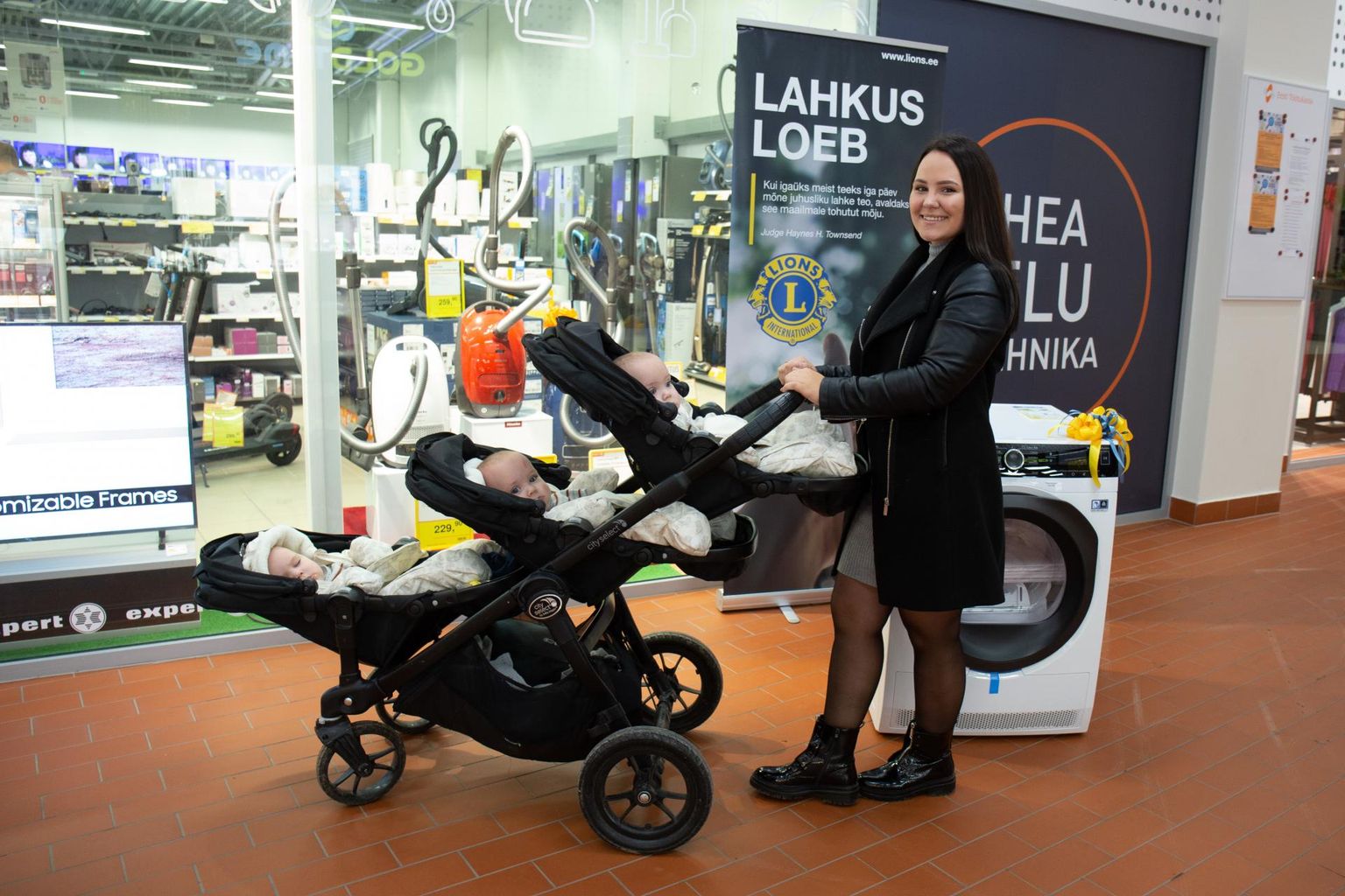 Lions-klubi Viljandi Ellips kinkis kolmikute emale Sigrid Holmsenile täna tähistataval lahkuse päeval pesukuivati.