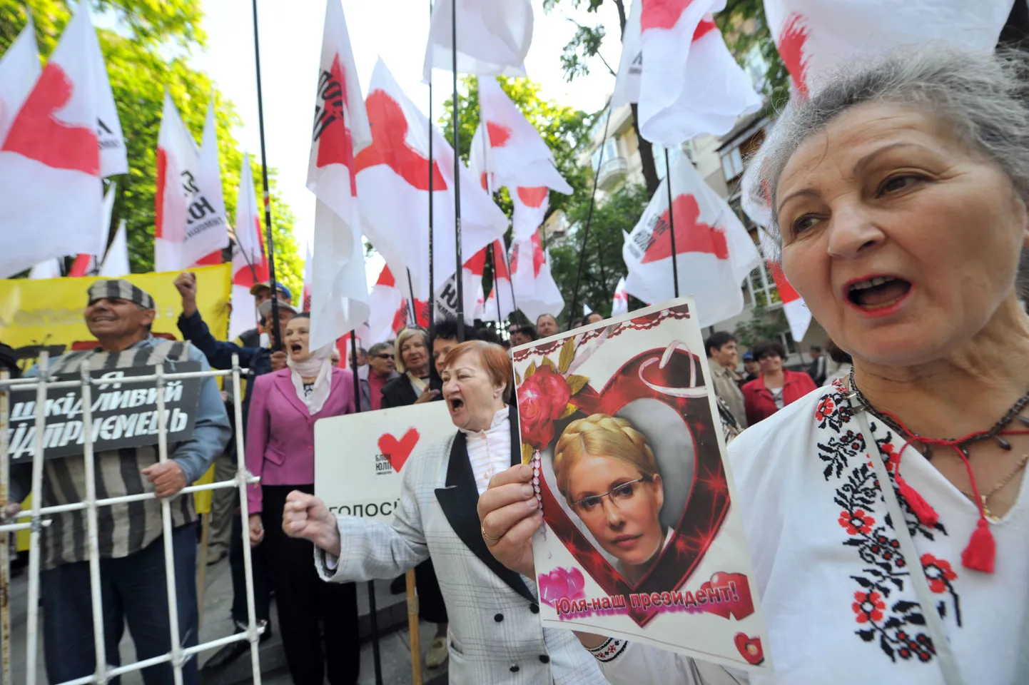 Julia Tõmošenko poolehoidjad 15. mail ülemkohtu hoone juures Kiievis.