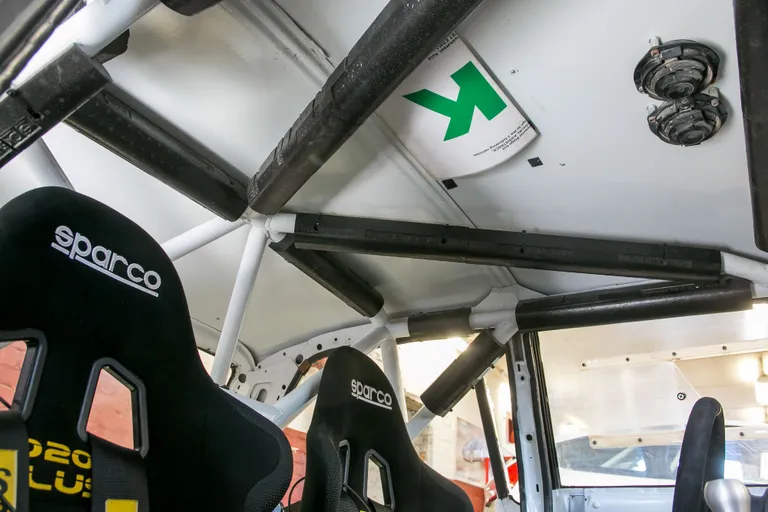 Auto kiirusele viitab ka harjunust tihedam turvapuur.