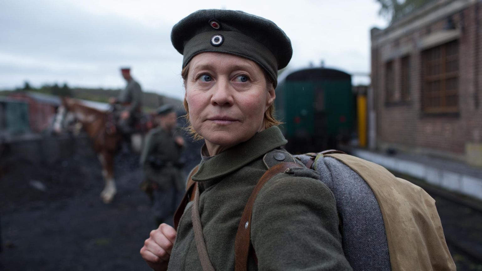 Filmis «Erna on sõjas» järgneb ema Erna (Trine Dyrholm) oma pojale lahingutesse.