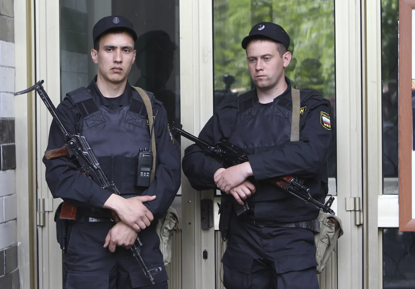 Relvastatud politseinikud eile opositsiooniliidri Aleksei Navalnõi kodumaja ees.
