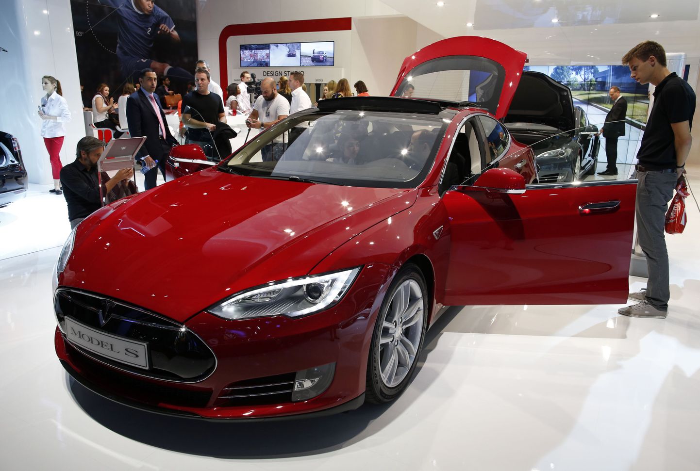 Tesla Model S Pariisi autonäitusel.