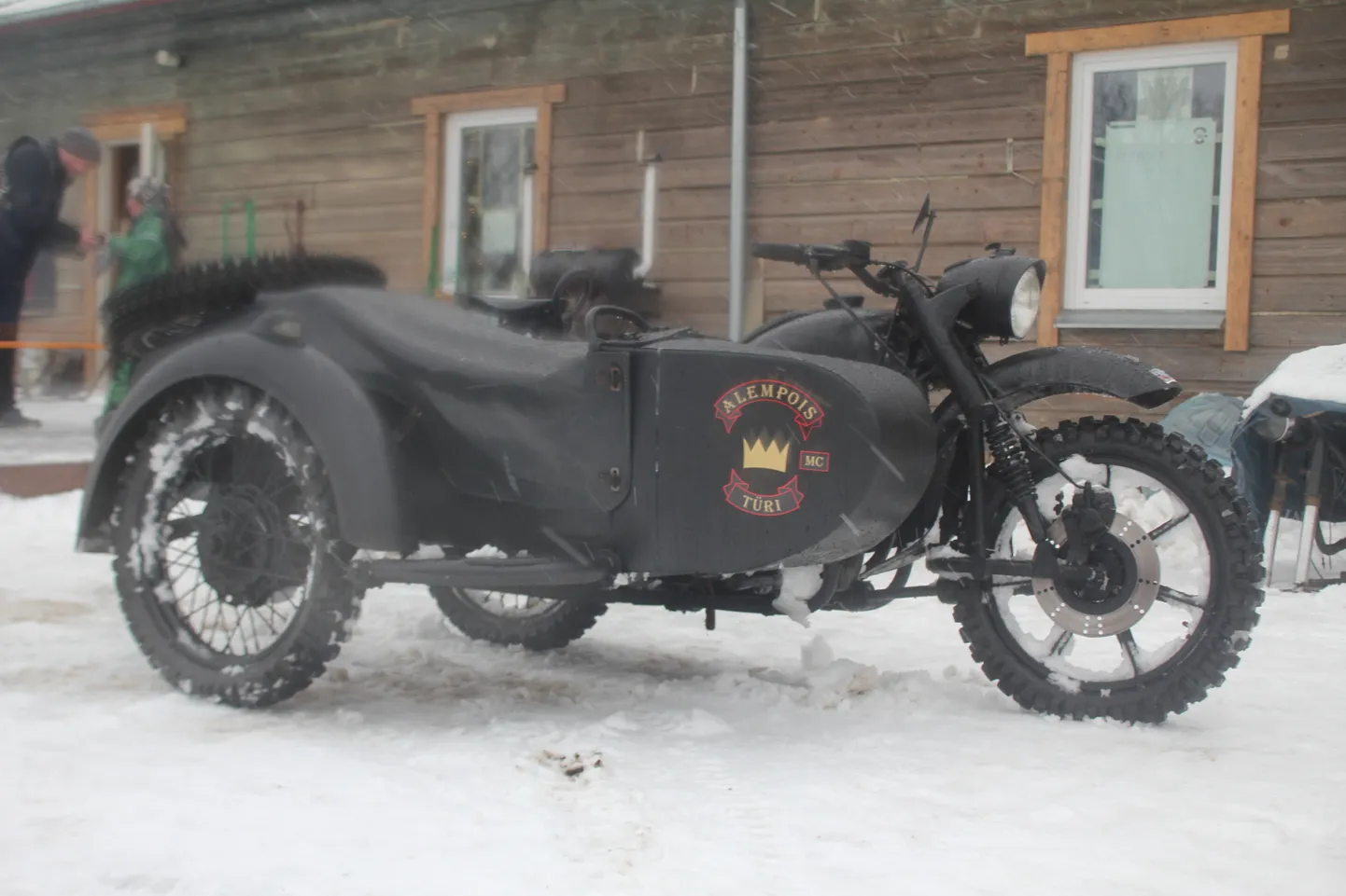 Motoklubi Alempois kutsus huvilised lumelinna ehitama.