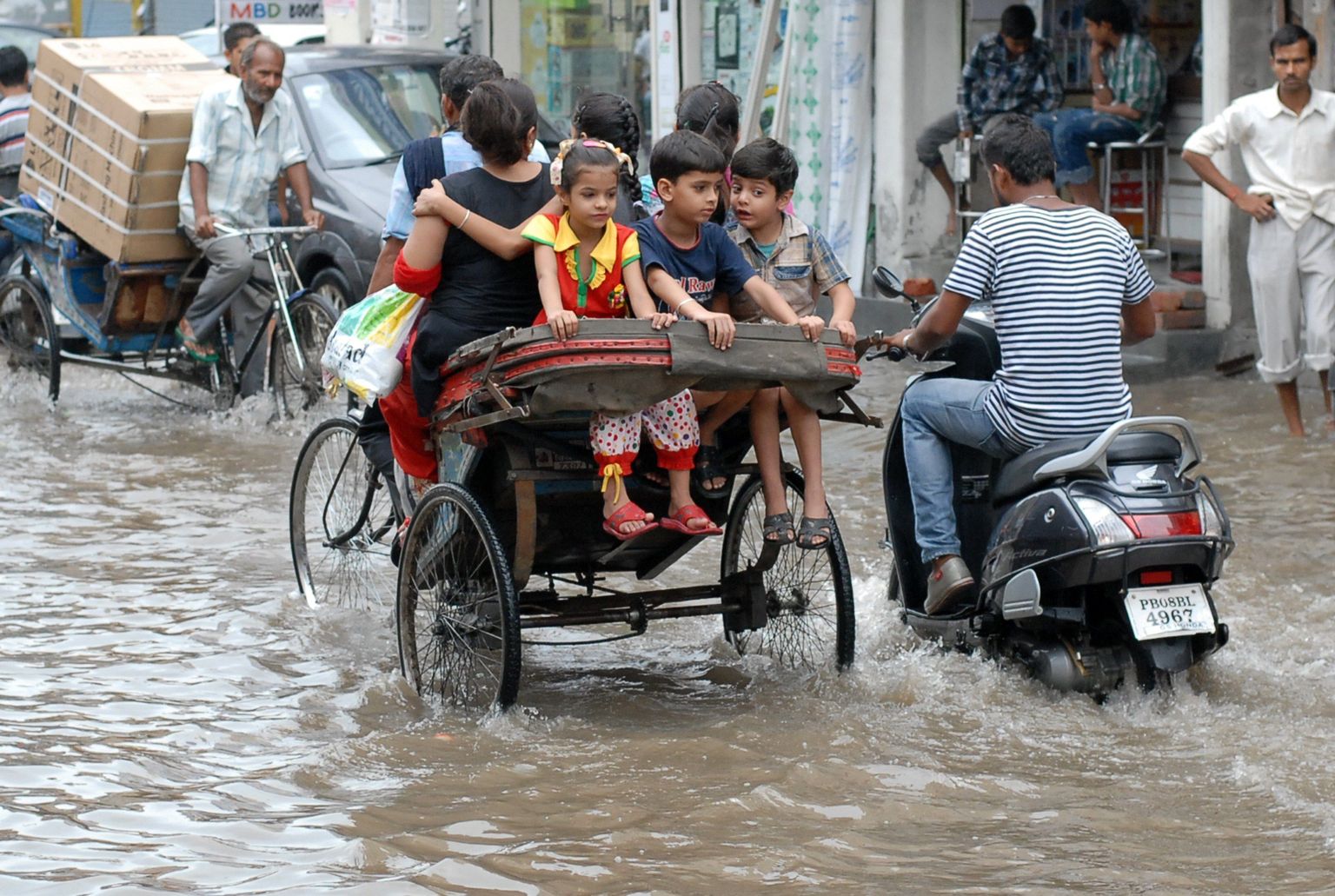 Eelmisel nädalal jõudsid mussoonvihmad  Indias loodeosas Pandžabi osariigis asuvasse Jalandhari linna.