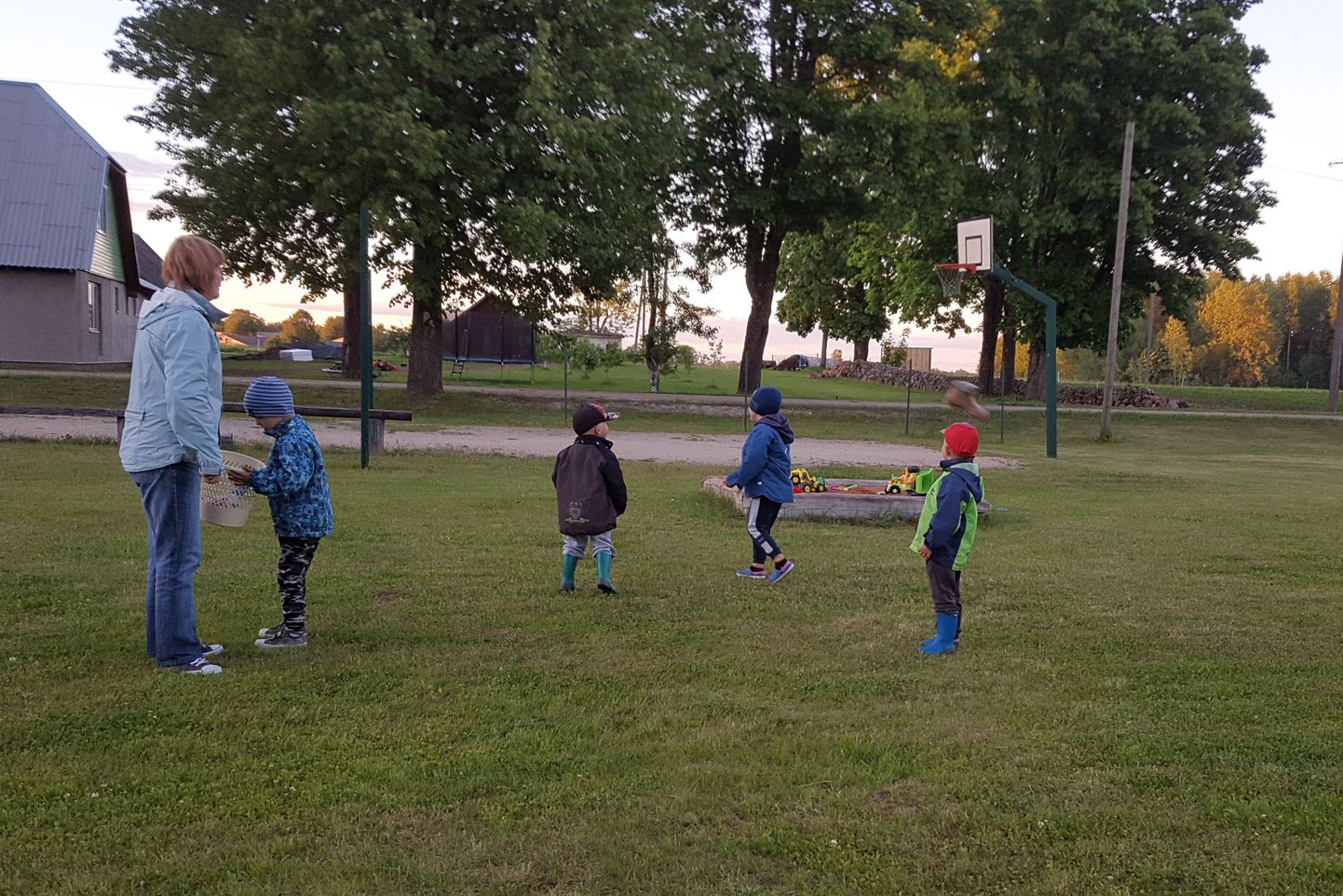Lastel läks eriti lõbusaks siis, kui kohaliku päevakeskuse juhataja Ene Jänes hakkas nendele mänge ja võistlusi korraldama.