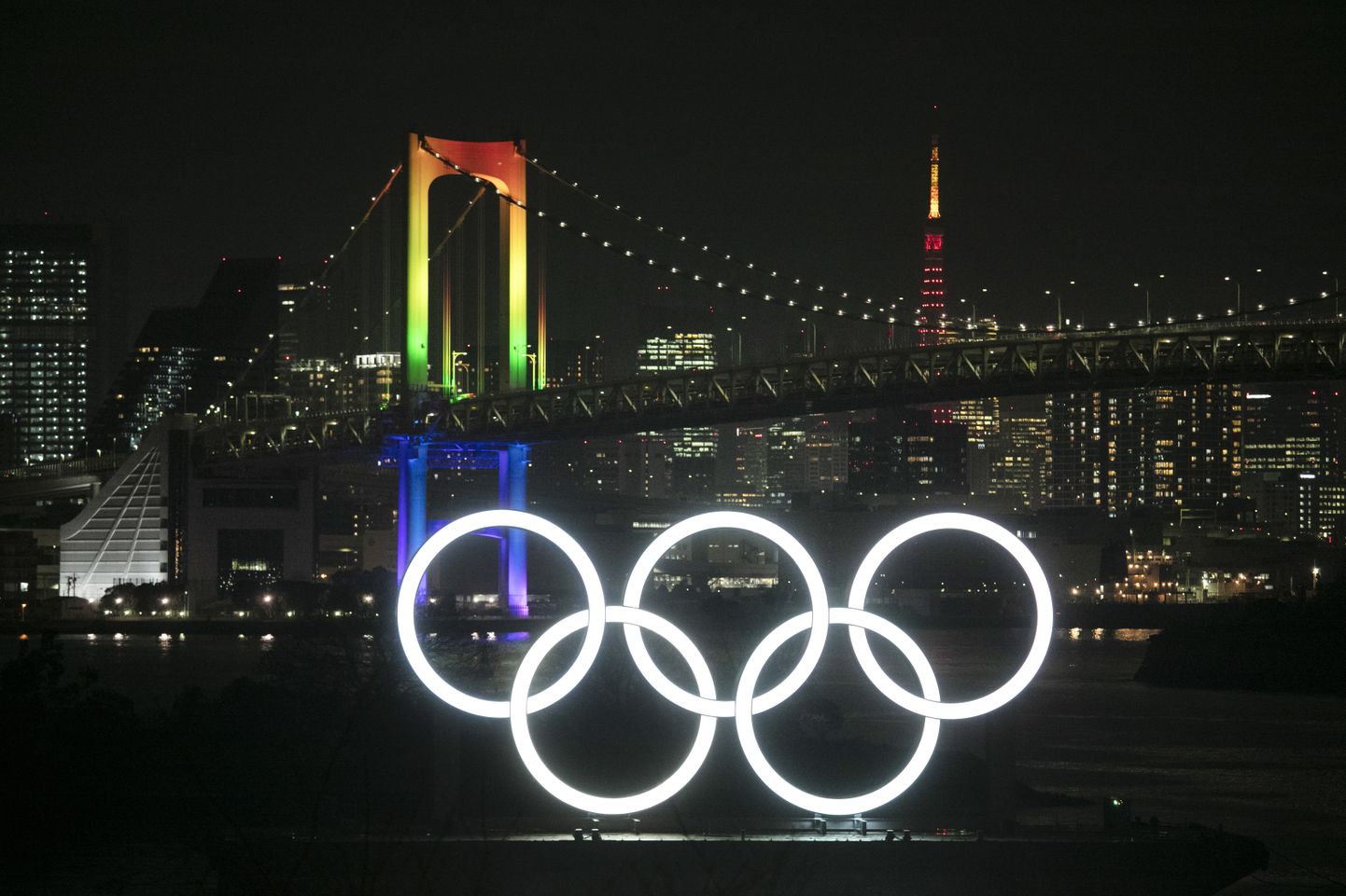 Olümpiarõngad Tokyo vikerkaaresilla taustal.