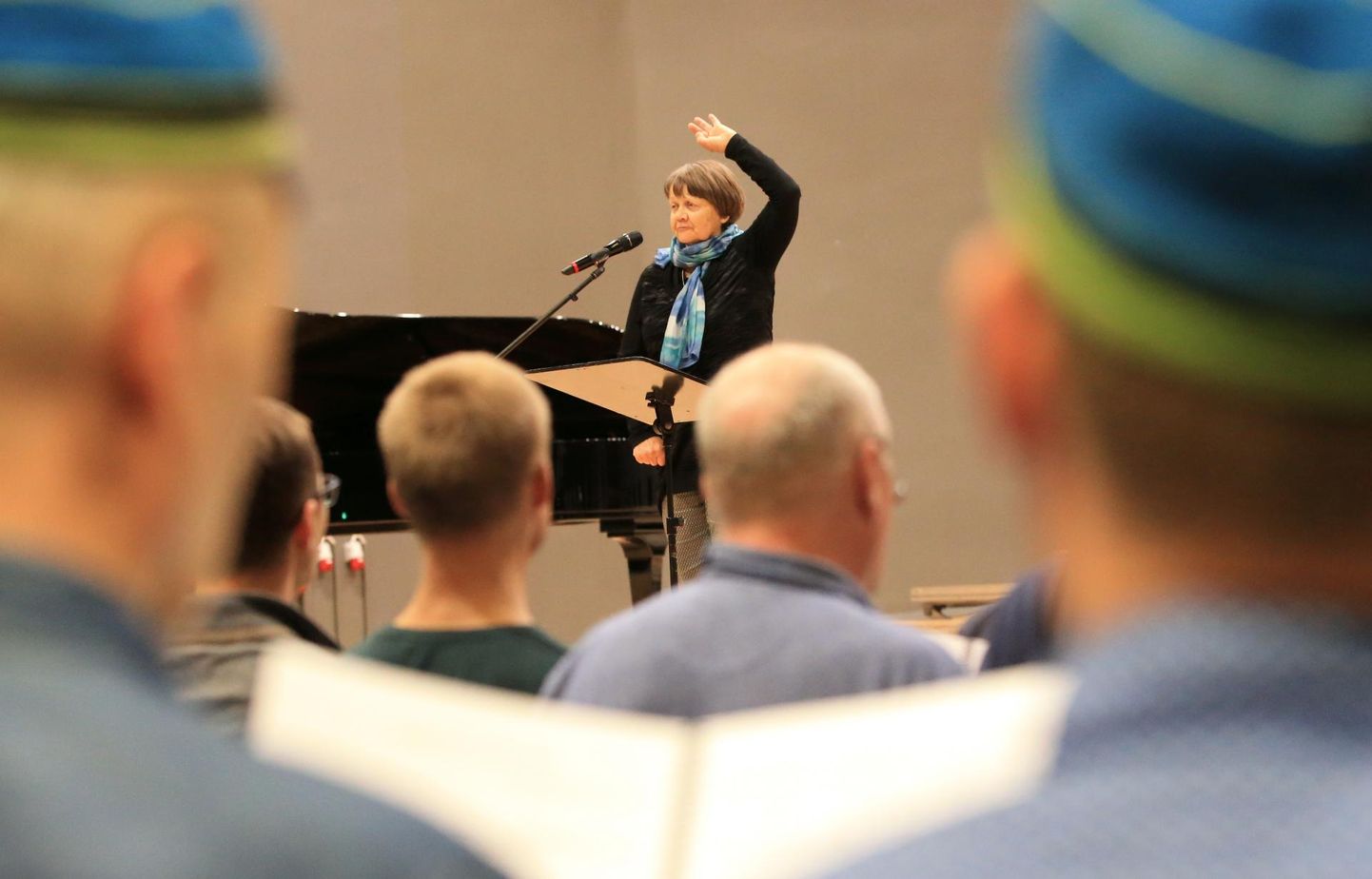 Vanemuise kontserdimajas laupäeval peetud laulupeo eelproovis juhatas Vaike Uibopuu laulupidude hümni «Mu isamaa on minu arm».
