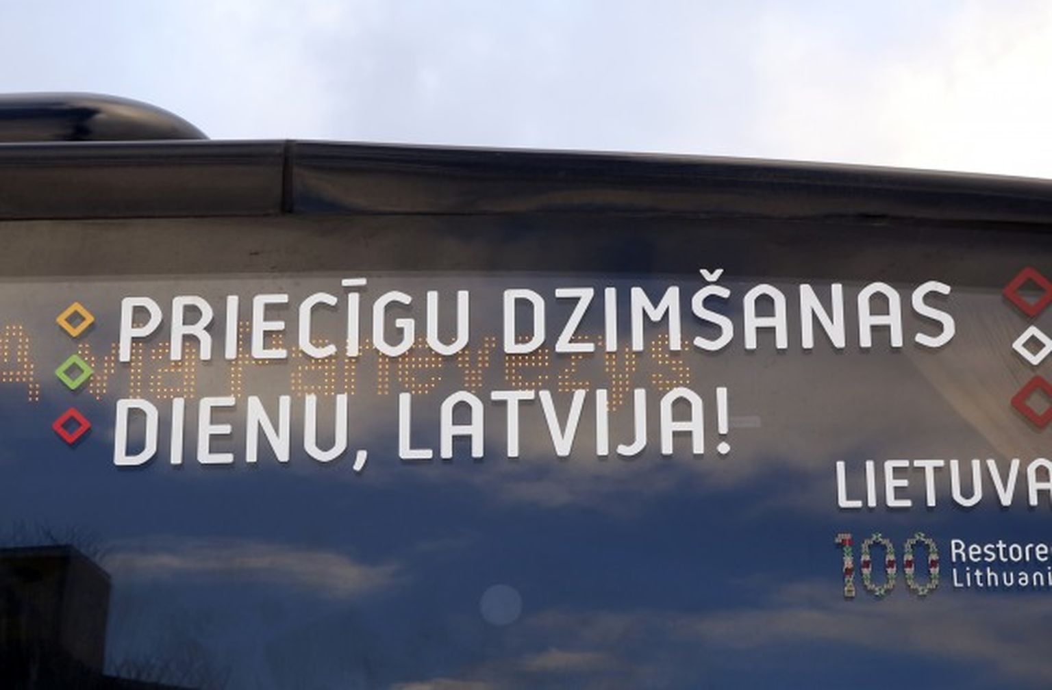 Lietuvas apsveikums Latvijas dzimšanas dienā uz "Eurolines" autobusa