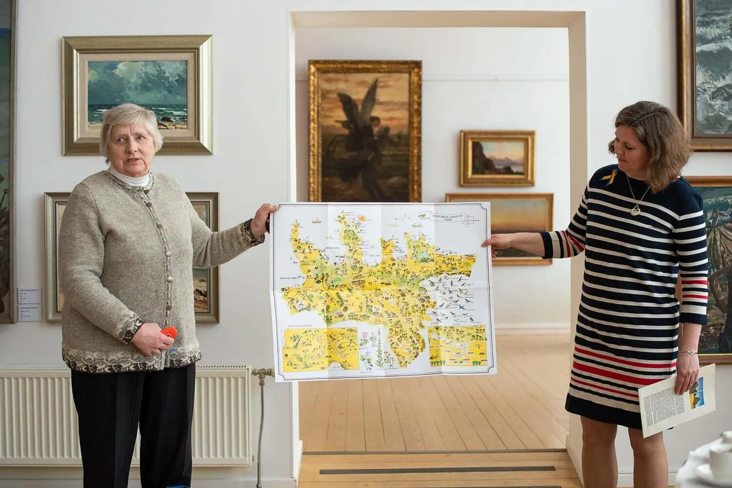 Anne Kurepalu (vasakul) tunnustatakse elutööpreemiaga pühendumusega tehtud töö eest ajaloo ja looduse vahendamisel.