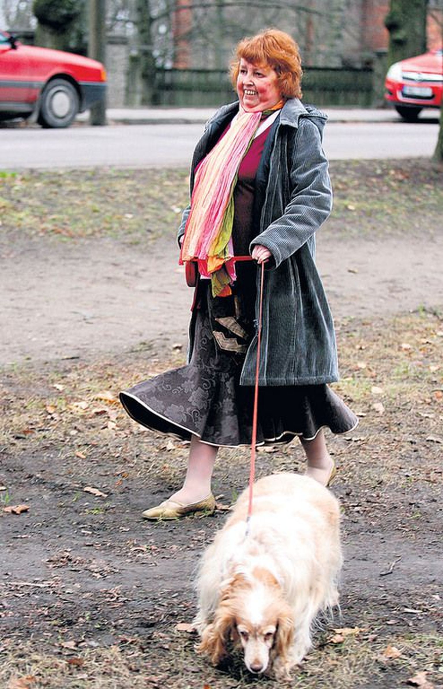 Siiratud neeruga Riina Gailit jalutab koera, kellest on saanud talle pärast operatsiooni elus oluline partner.
