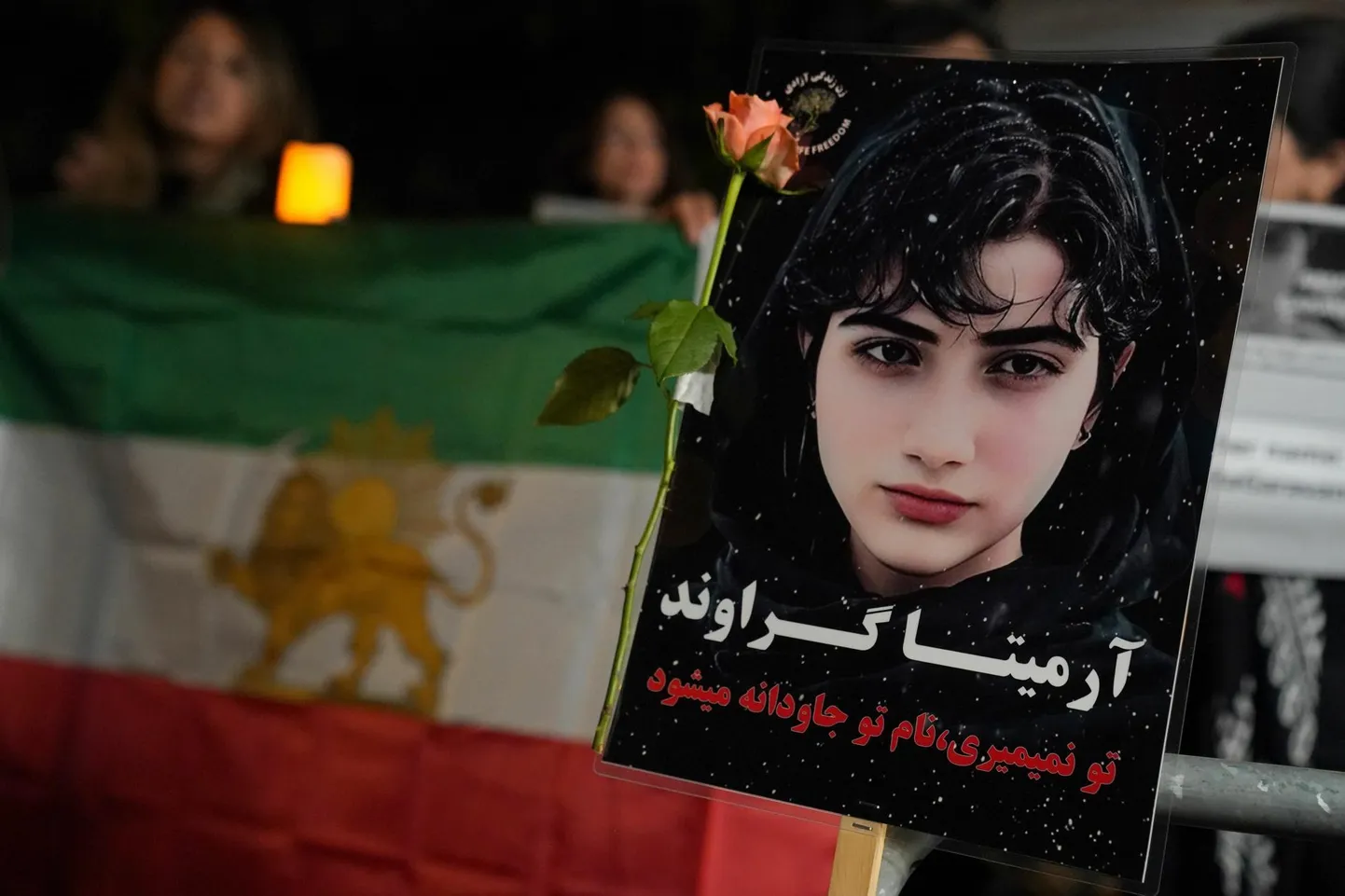 Iraani kombluspolitsei ohvri Armita Geravandi näoga plakat Londonis Iraani saatkonna ees toimunud meeleavaldusel 30. oktoobril.