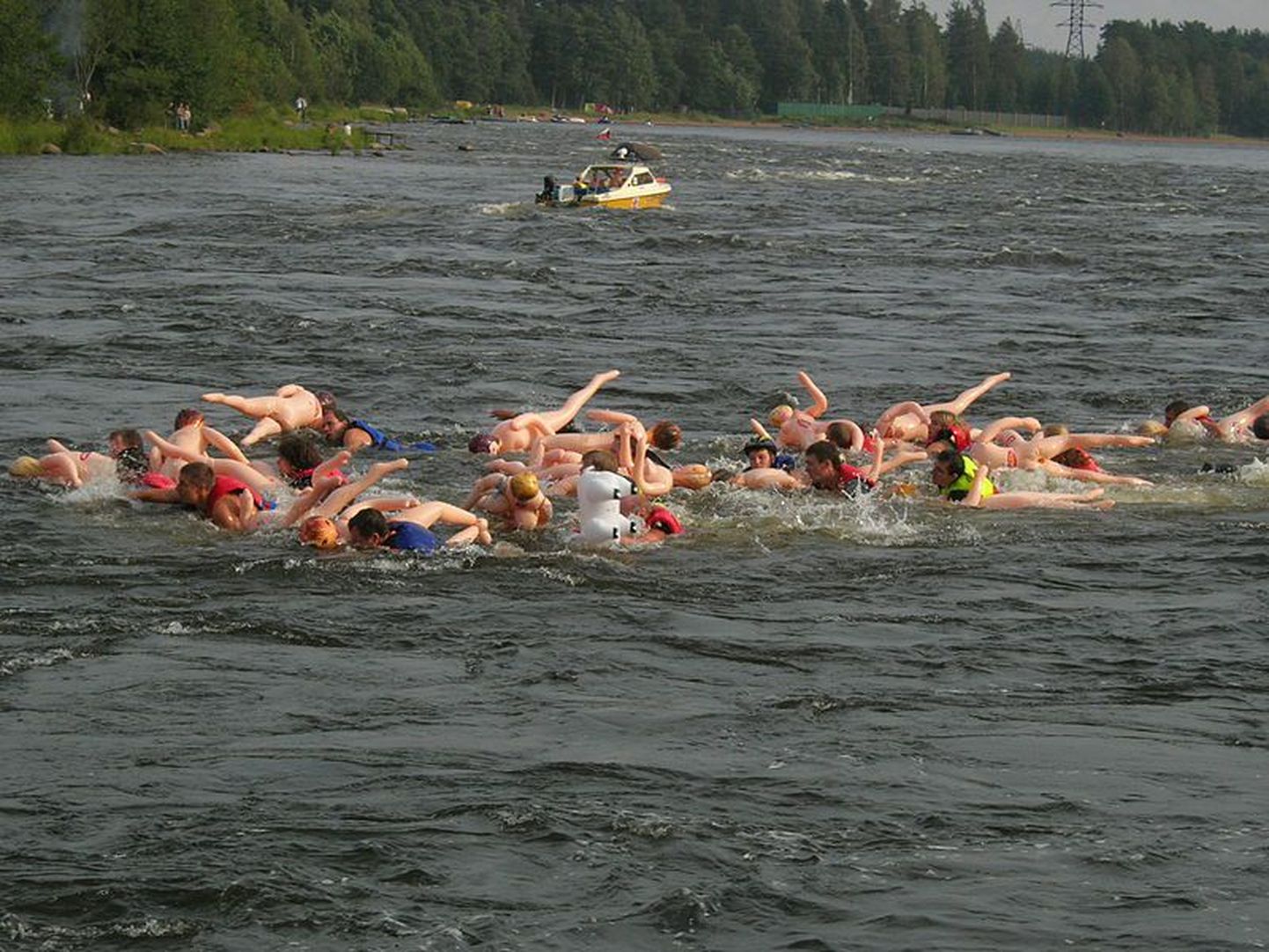 Участники сплава с надувными секс-куклами. Снимок иллюстративный.