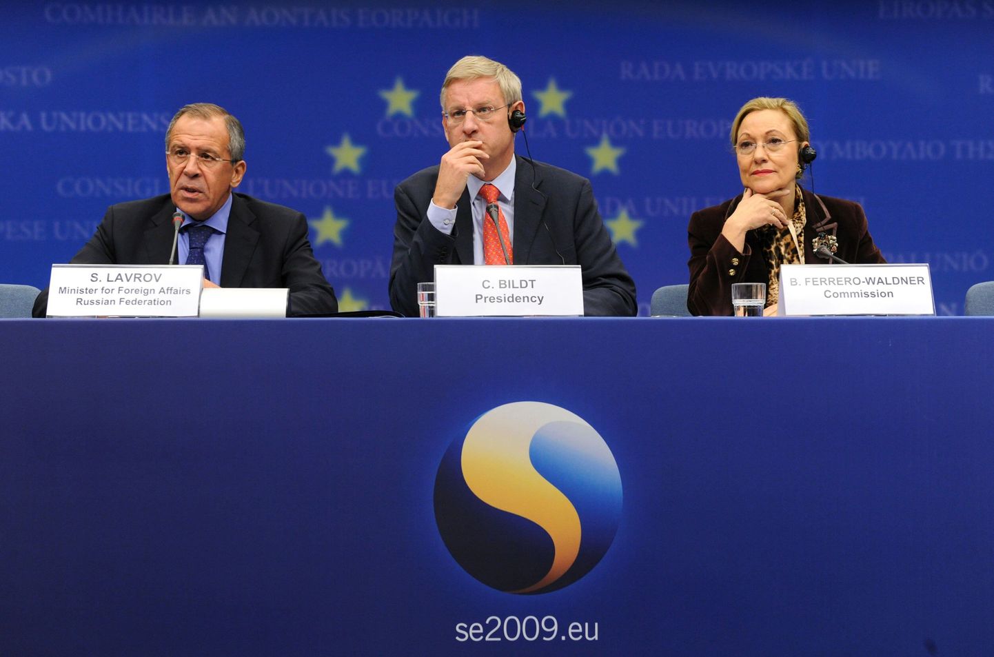 Vene välisminister Sergei Lavrov (vasakul), Rootsi välisminister Carl Bildt ja Euroopa Komisjoni välisvolinik Benita Ferrero-Waldner täna Brüsselis.