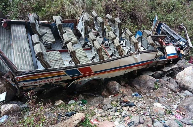 Kuristikku kukkunud buss Indias.