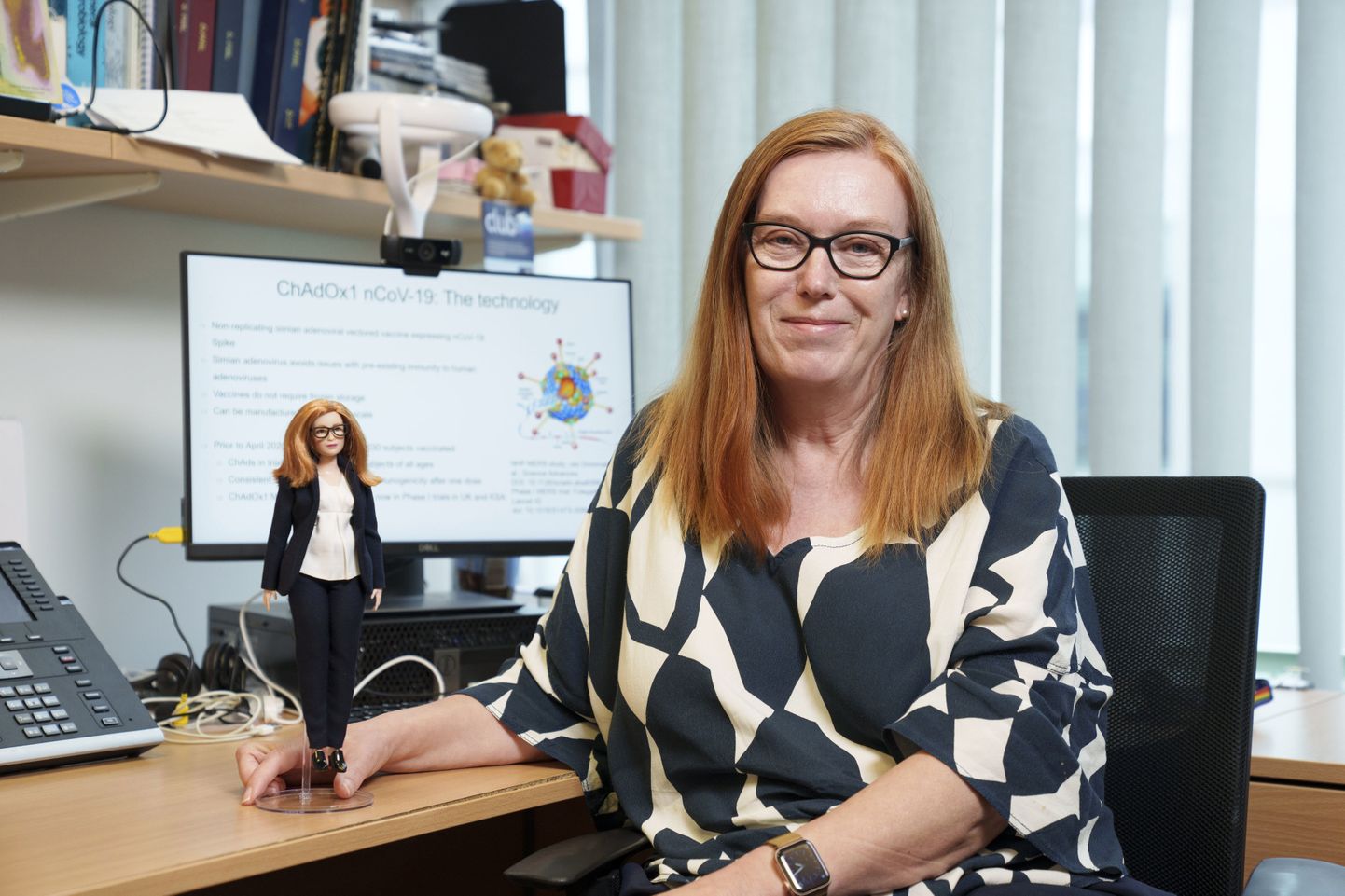 Oxfordi ülikooli vaktsinoloog Sarah Gilbert hoiab käes teda kujutavat Barbie-nukku.