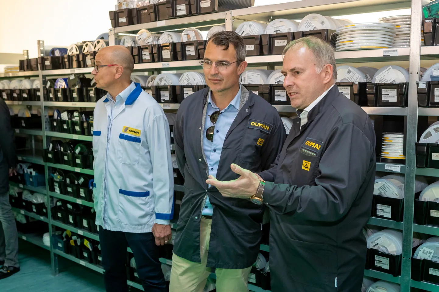 SUURINVESTEERING: Kaks aastat tagasi investeeris Ouman Estonia Kuressaare tehasesse ligi 1,5 miljonit eurot ja avas uue tootmisliini. Koos ettevõtte tegevjuhi Erik Keerbergiga (paremal) jäid fotole Ernströmgruppeni CEO Alexander Wennergren-Helm ja Ouman Groupi CEO Matti Lipsanen. Ernströmgruppen on Oumani Grupi omanikfirma, üle saja aasta vanune Rootsi pereettevõte.