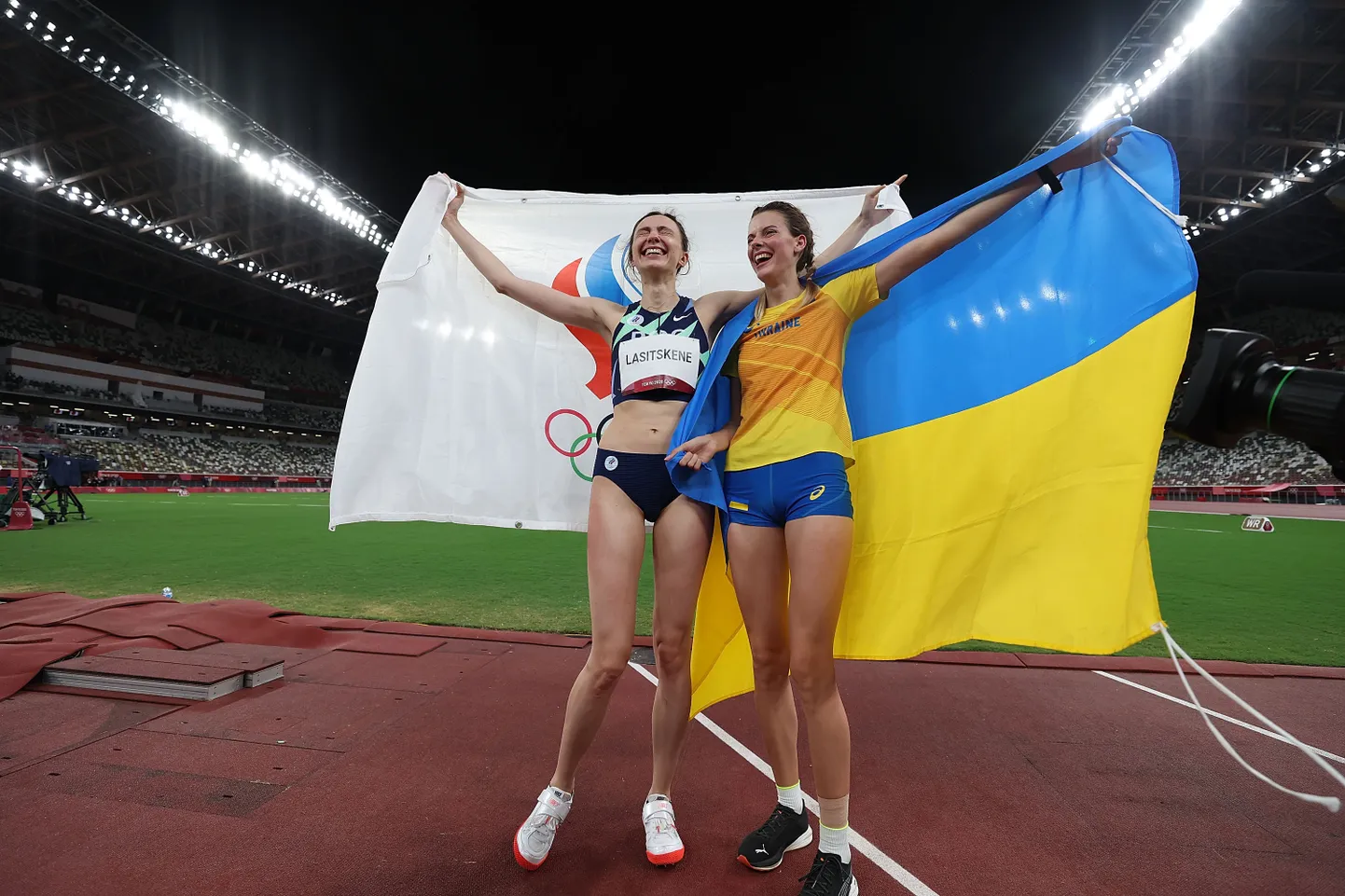 Venemaa olümpiakomitee esindaja Marija Lassitskene (vasakul) ja Ukraina Jaroslava Mahutšik said Tokyo olümpial naiste kõrgushüppes vastavalt kulla ja pronksi