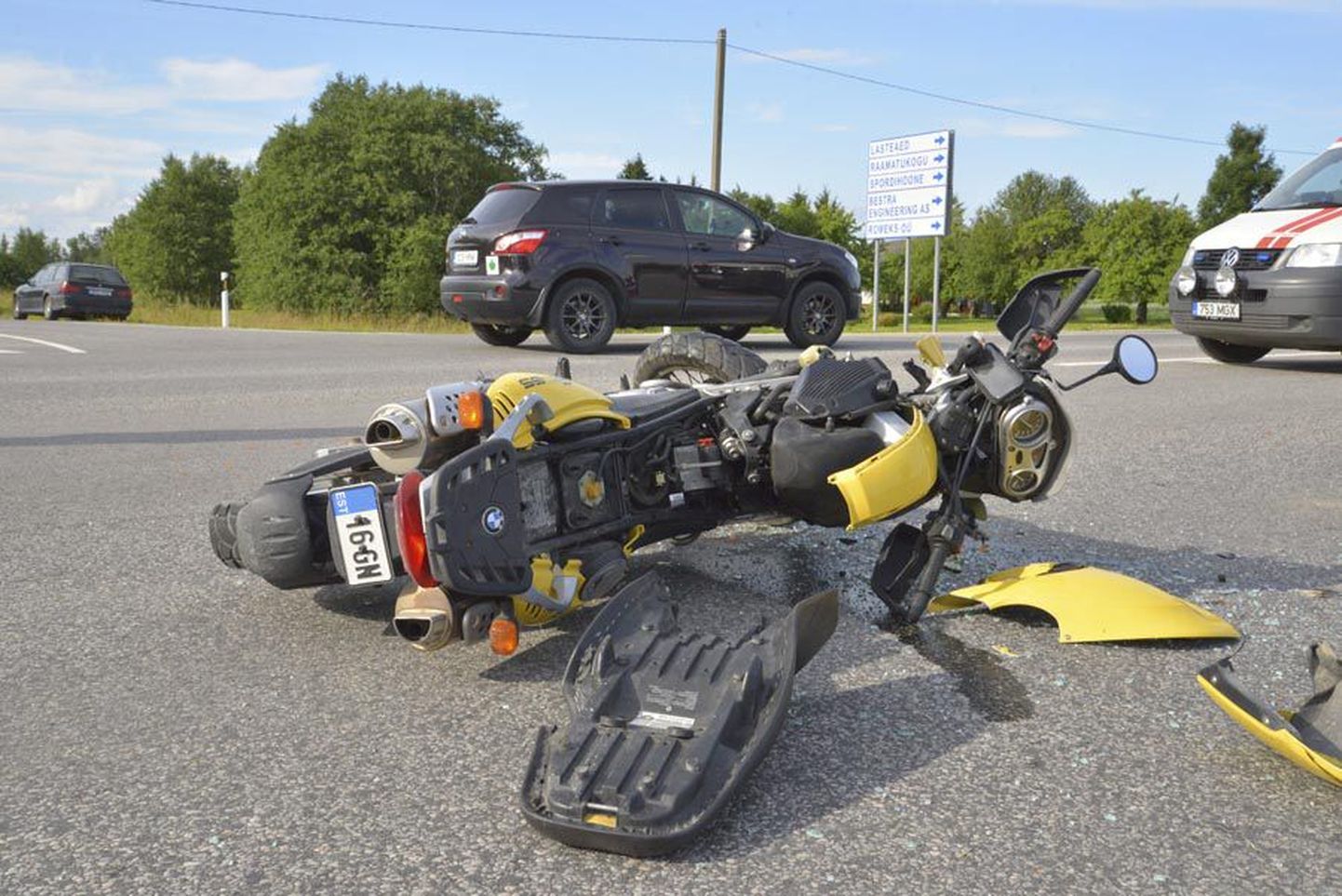 Kõige rohkem sai õnnetuses kannatada mootorratas BMW, selle juht pääses mõne põrutusega.