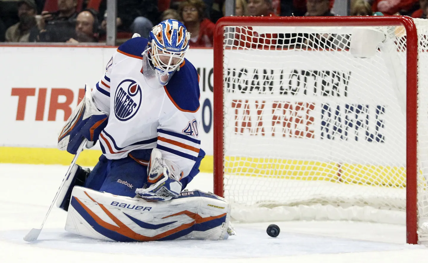 Вратарь Edmonton Oilers Деван Дубник.