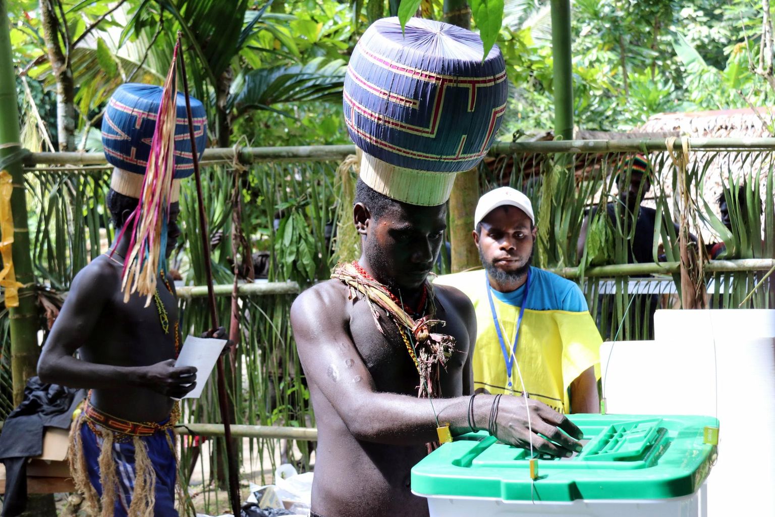 Mees hääletab Bougainville’i iseseisvusreferendumil Kunuas. 