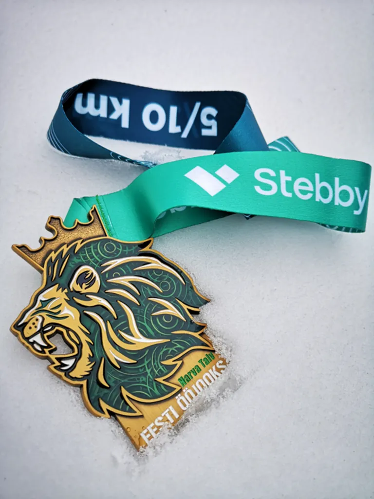 Selline näeb välja tänavuse Narva talvise ööjooksu medal, mille pälvib iga osaleja.