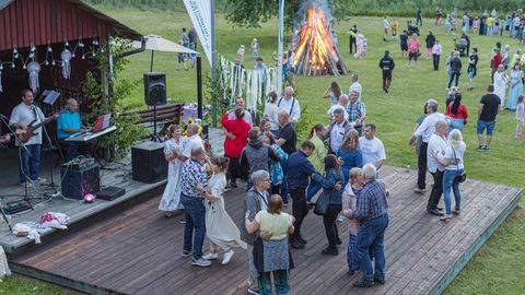 GALERII ⟩ Lüllemäe külaplatsil tähistati meeleolukat jaaniõhtut