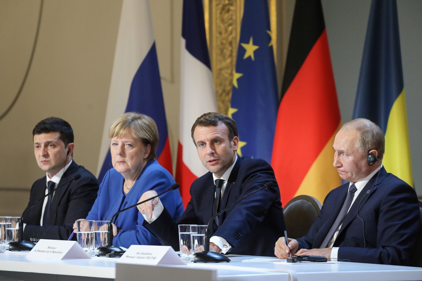 Volodõmõr Zelenskõi (vasakul) ja Vladimir Putin (paremal) vältisid Pariisis toimunud kohtumisel avalikult teineteisega suhtlemist.