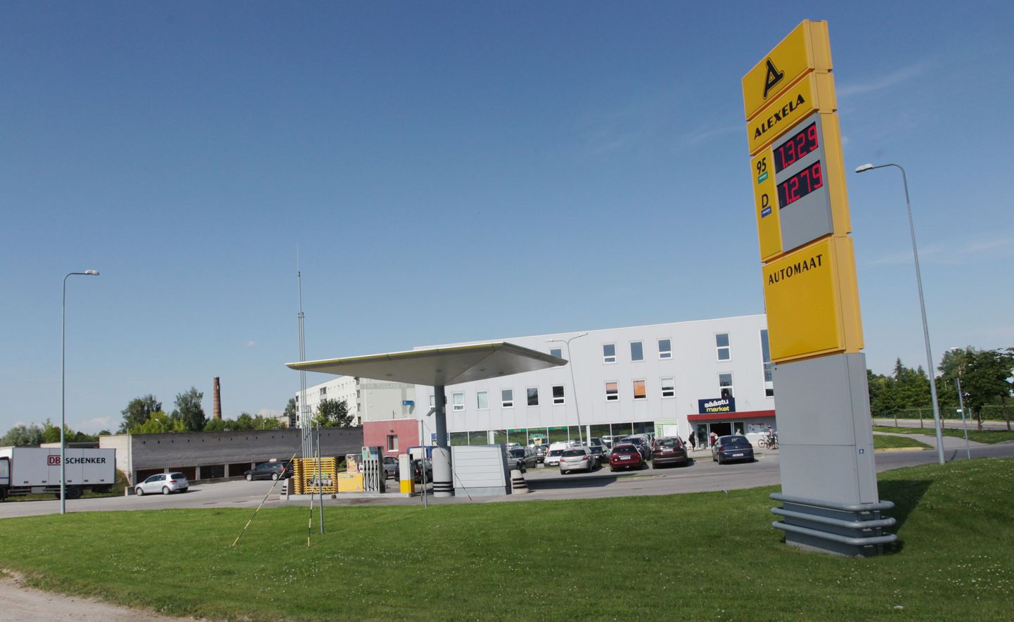 Tartu Alexela Tuglase automaattankla, kus ligi veerandsada bensiinimootoriga auto juhti reedel diislisegust kütust paaki valas.
