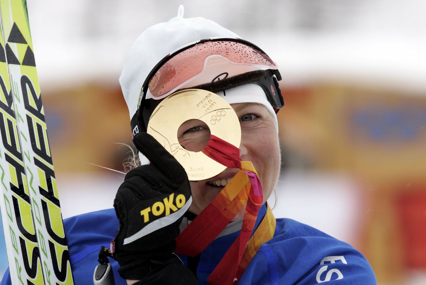 Kristina Šmigun-Vähi Torino olümpiamängudel võidetud kuldmedaliga.