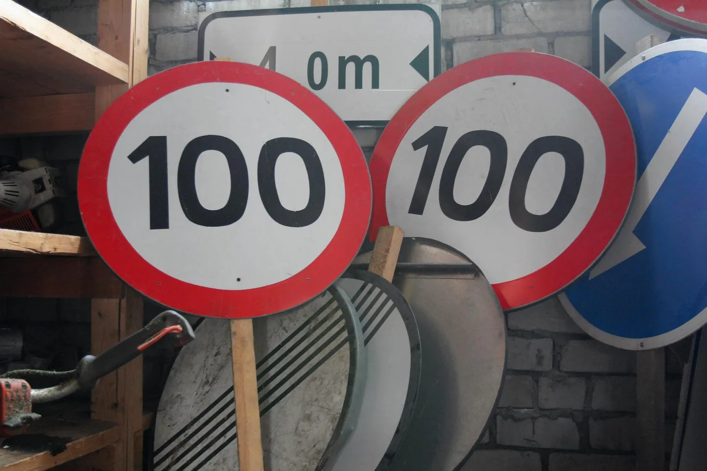 100kilomeetrist tunnikiirust lubanud märgid.