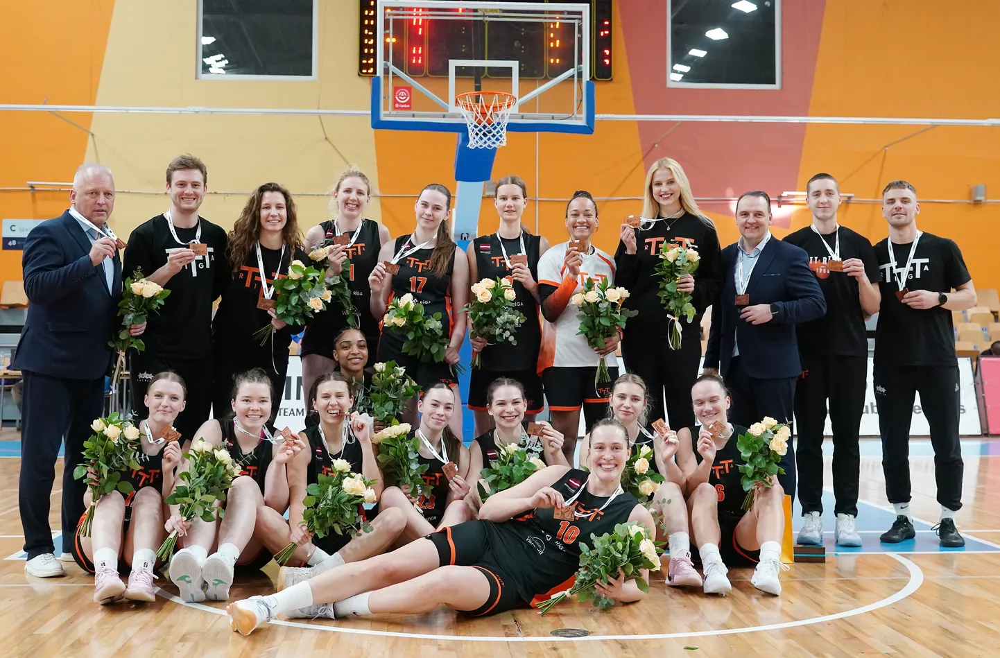 "BioSil" Sieviešu Baltijas basketbola līgas bronzas medaļas ieguvēji "TTT Rīga" komanda apbalvošanas ceremonijā "Rimi" Olimpiskajā centrā.