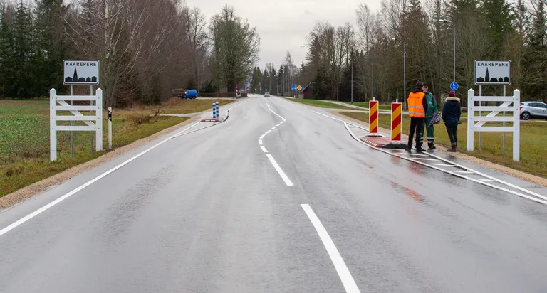 2019. aasta detsembris oli Kaareperes Jõgeva-poolne sissesõit tähistatud valgete asulaväravatega, ka oli seal põikeala ning asulat tähistavad märgid olid praegusest asukohast umbes sada meetrit kaugemal asulast väljas.