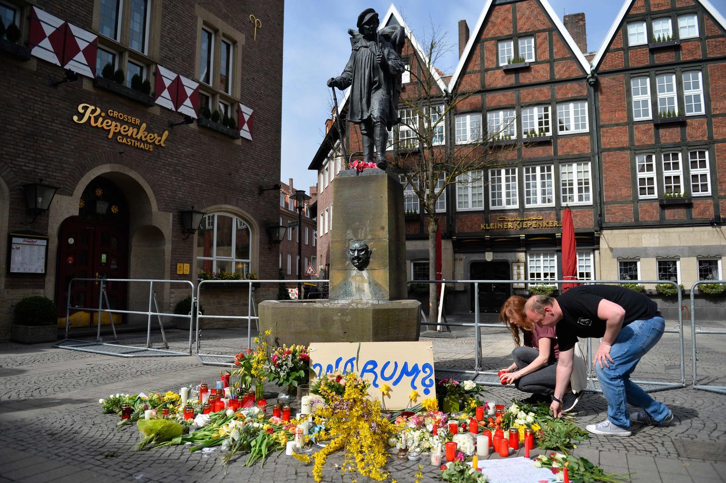 Люди приносят цветы и свечи к месту трагедии в Мюнстере.