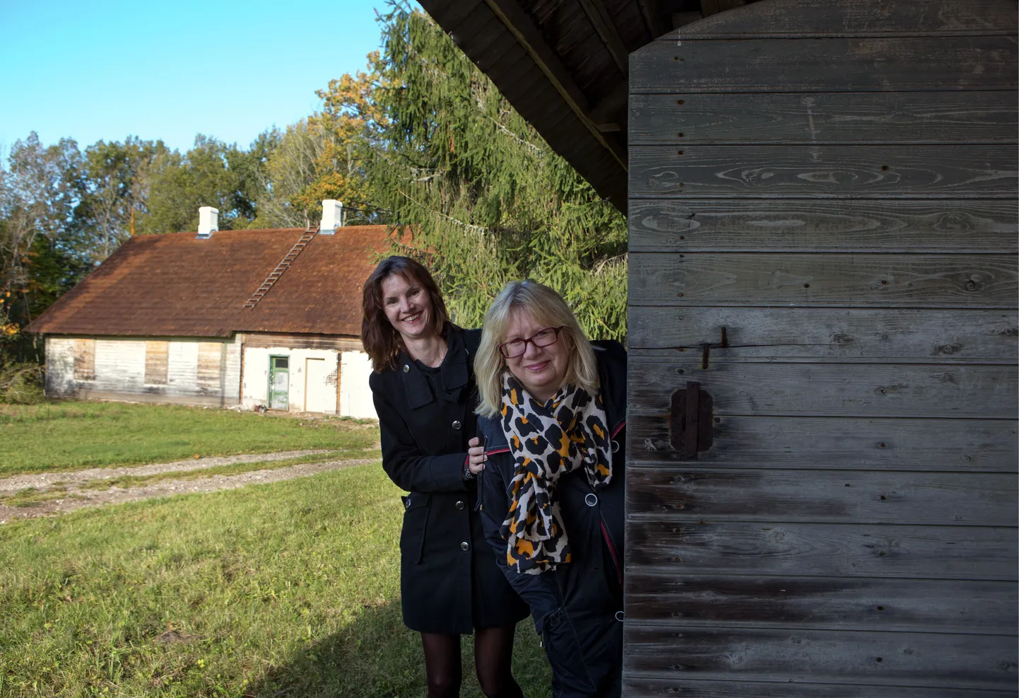 Mulgimaa arenduskoja tegevjuht Anneli Roosalu (vasakul) ja Mulgi kultuuri instituudi juhataja Kaja Allilender rõõmustavad selle üle, et Sooglemäe häärber sai uue laastukatuse. Sellest peaks saama alguse Mulgimaa sümboliks kujundatava kompleksi ülesehitamine.