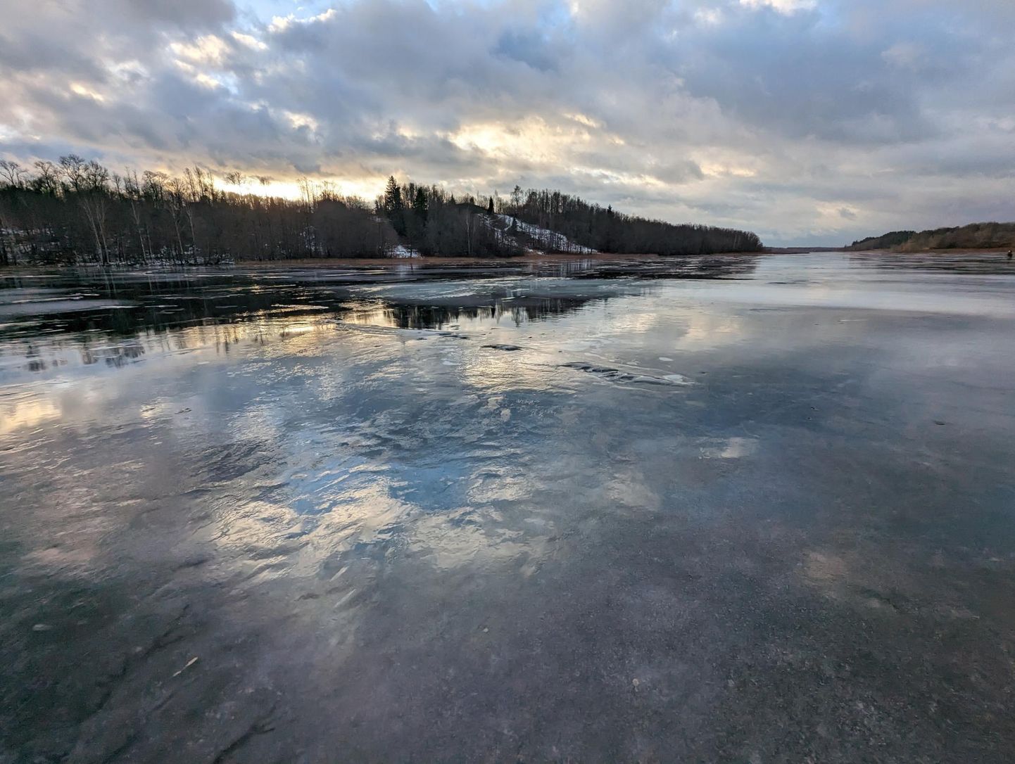 Sellised olid kolmapäeva hommikul jääolud Viljandi järvel