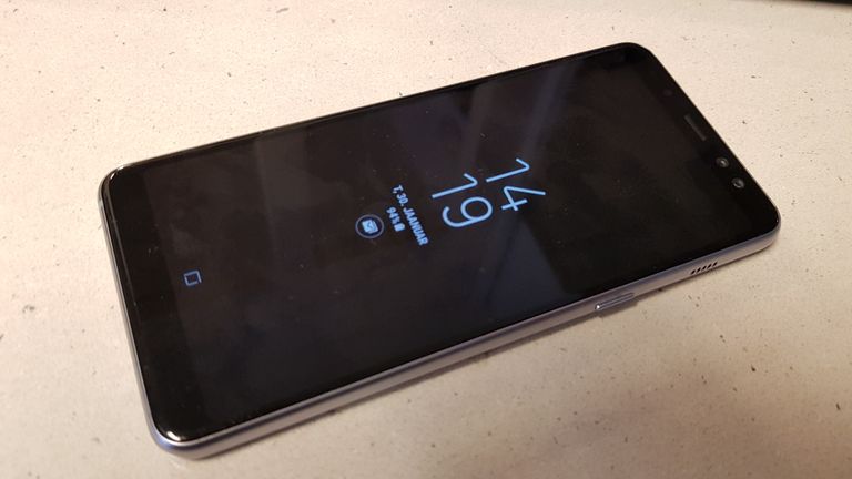 Sarnaselt Samsungi tipptelefonidega on A8-l alati sees ekraan, mis näitab kella ja märguandeid. 