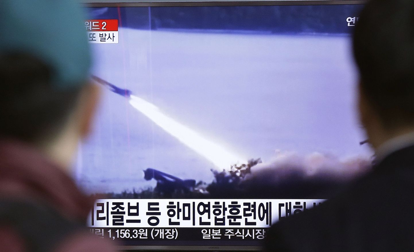 Lõunakorealased jälgivad teleekraanilt Põhja-Korea raketistarti.