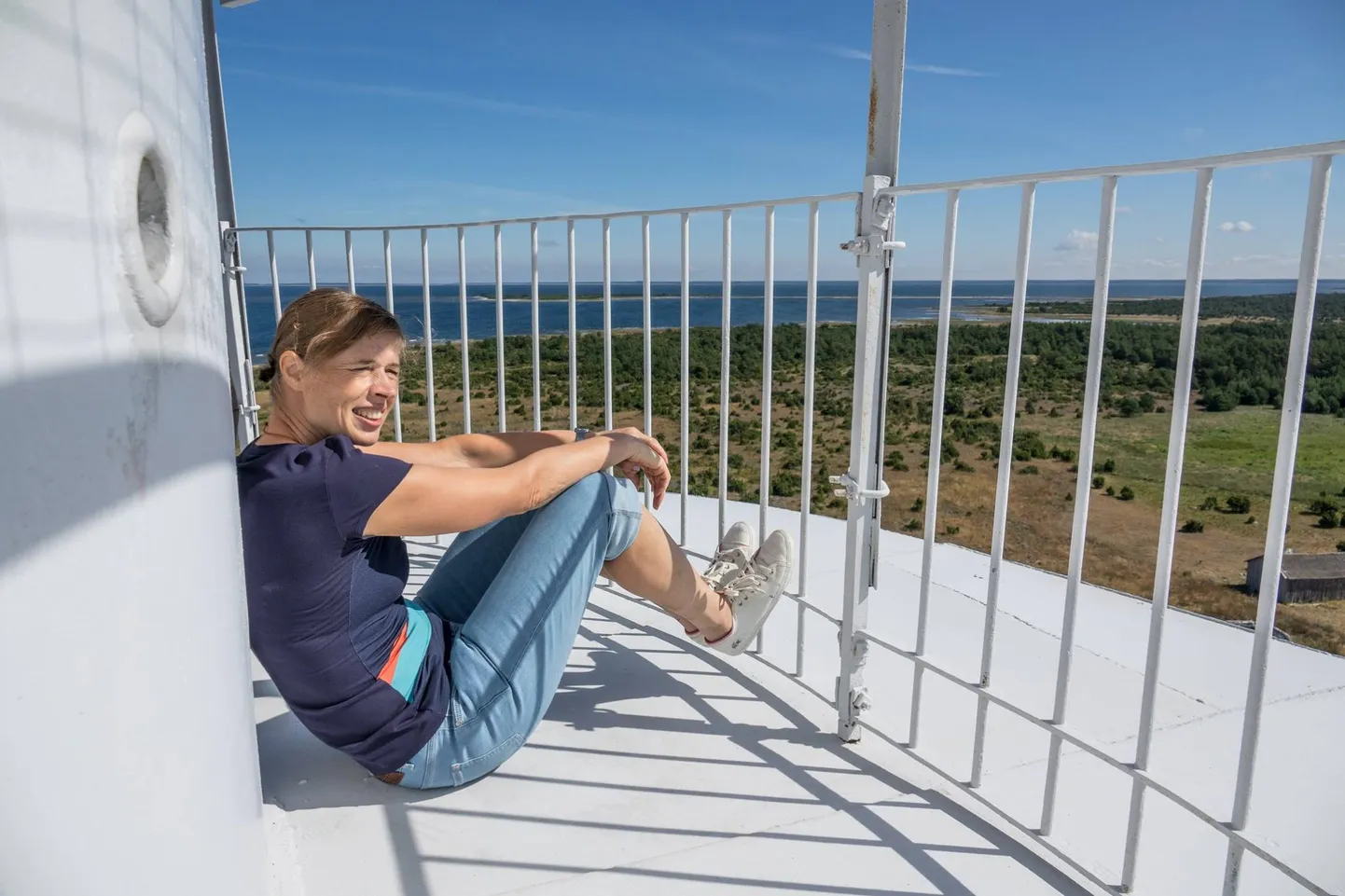 KERSTI KALJULAID nautimas vaadet Vilsandi  tuletorni tipust 2017. aasta suvel.