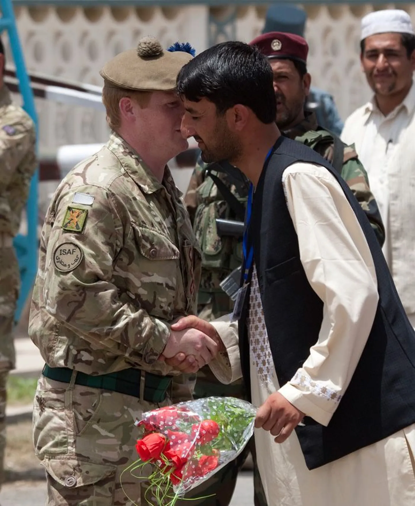 Afgaani ametnikud kinkisid eilse lahkumistseremoonia puhul Briti sõdureile roose.
